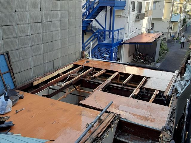 東京都大田区西蒲田の木造2階建て家屋解体工事中の様子です。